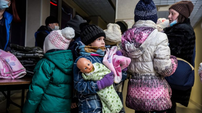 Накануне вечером в Сургуте приземлился первый борт с эвакуированными жителями донецкой Горловки