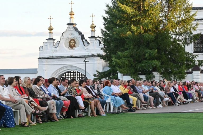 Жители Ямала и Югры побывали на фестивале «Лето в Тобольском кремле»